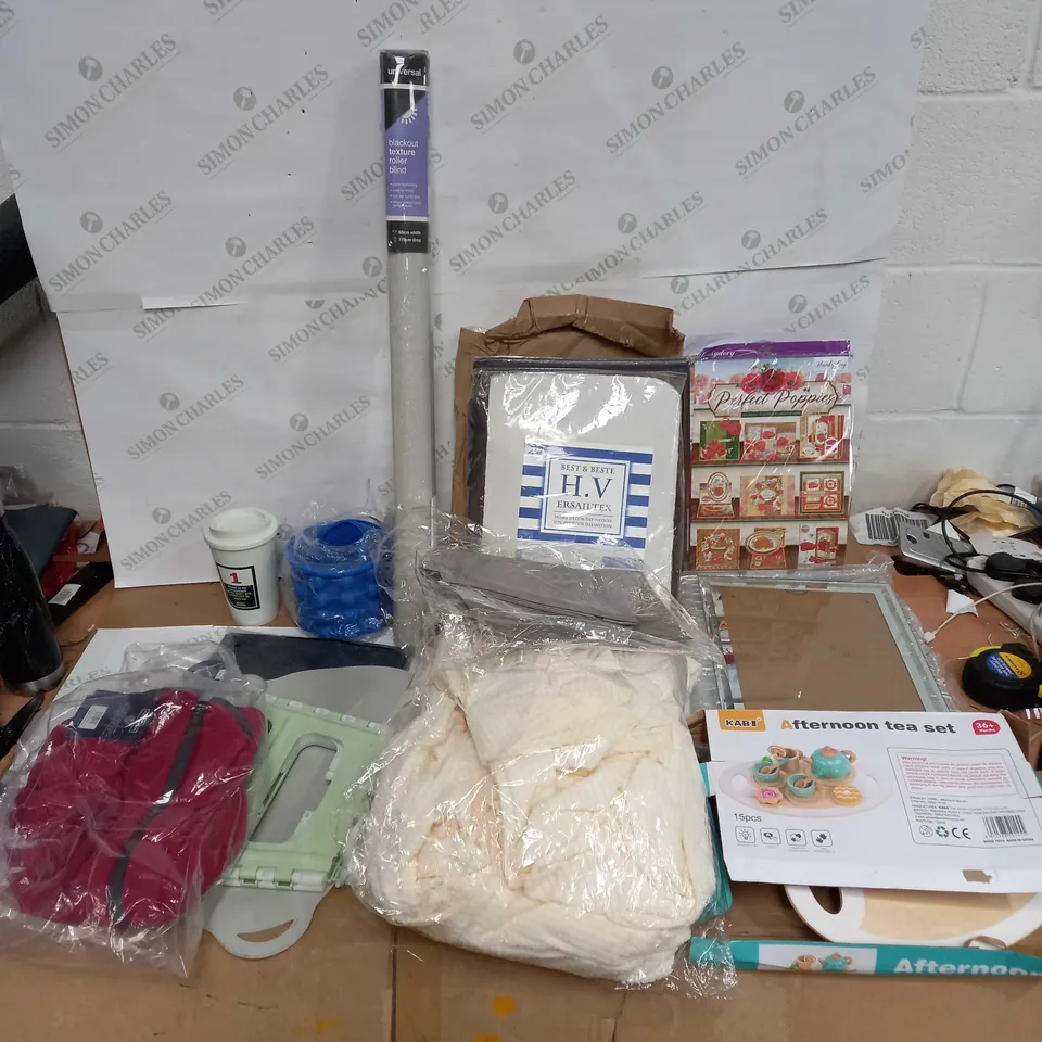 LOT OF APPROX 15 ASSORTED ITEMS TO INCLUDE BLINDS, PICTURE FRAME, MAGAZINES ETC