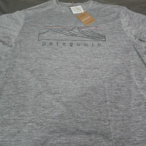 PATAGONIA MEN'S CAP COOL DAILY GRAPHIC SHIRT – FEATHER GREY – UK L