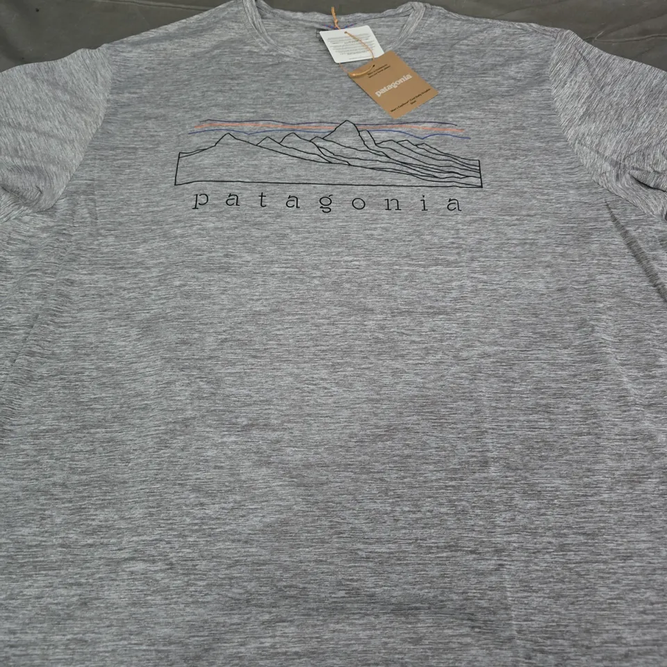 PATAGONIA MEN'S CAP COOL DAILY GRAPHIC SHIRT – FEATHER GREY – UK L