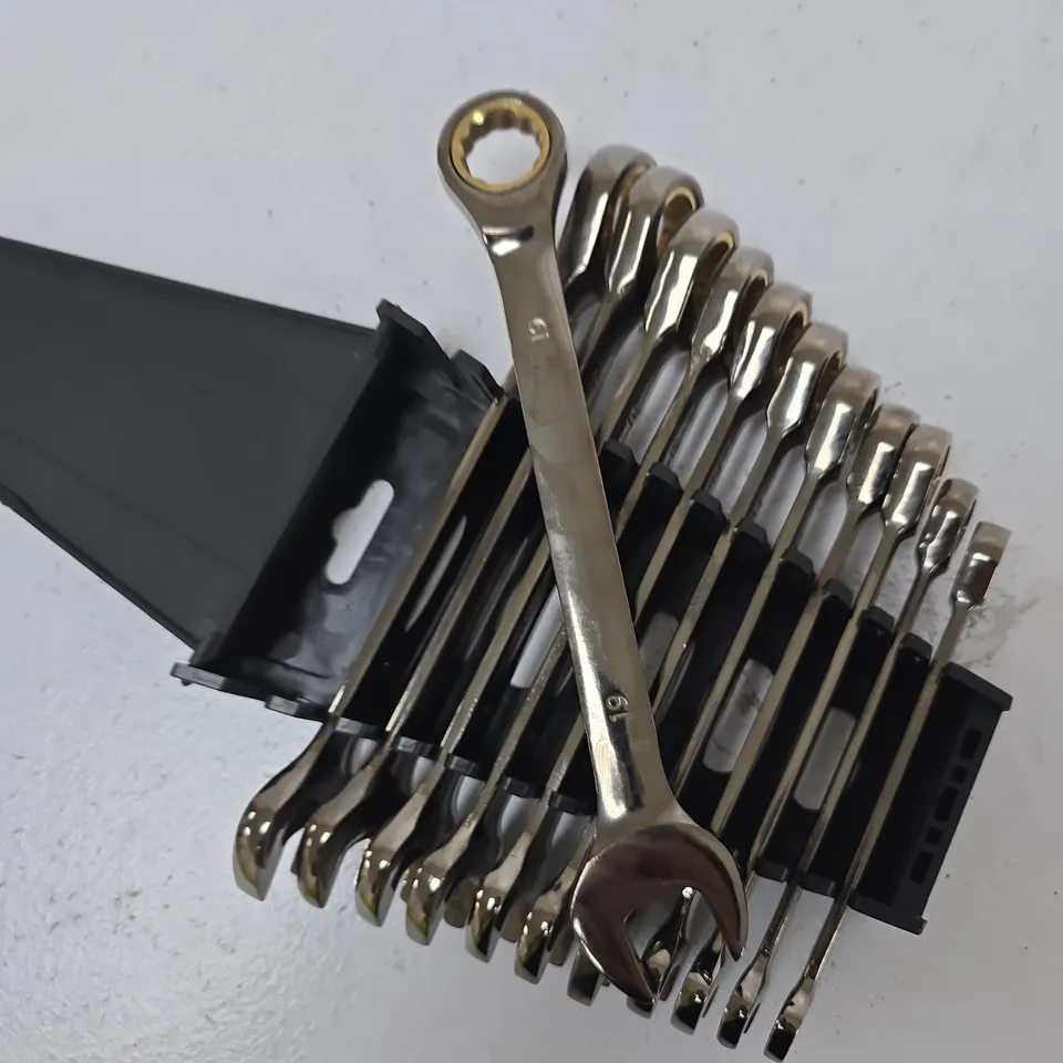 SET OF COMBINATION SPANNERS (BOX-END & OPEN-END) ON PLASTIC RAIL