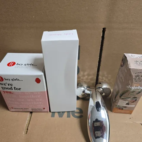 APPROXIMATELY 15 ASSORTED HEALTH & BEAUTY PRODUCTS TO INCLUDE FACE ROLLER , LADY SHAVER AND ORGANIC OIL