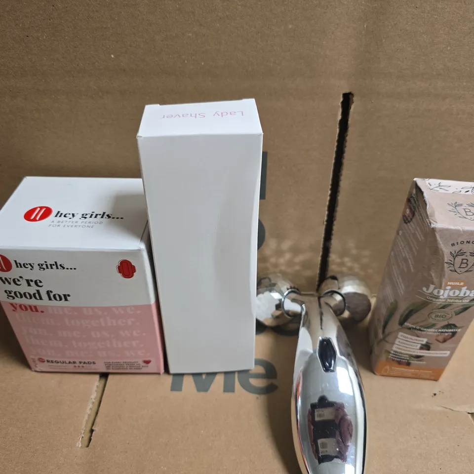 APPROXIMATELY 15 ASSORTED HEALTH & BEAUTY PRODUCTS TO INCLUDE FACE ROLLER , LADY SHAVER AND ORGANIC OIL