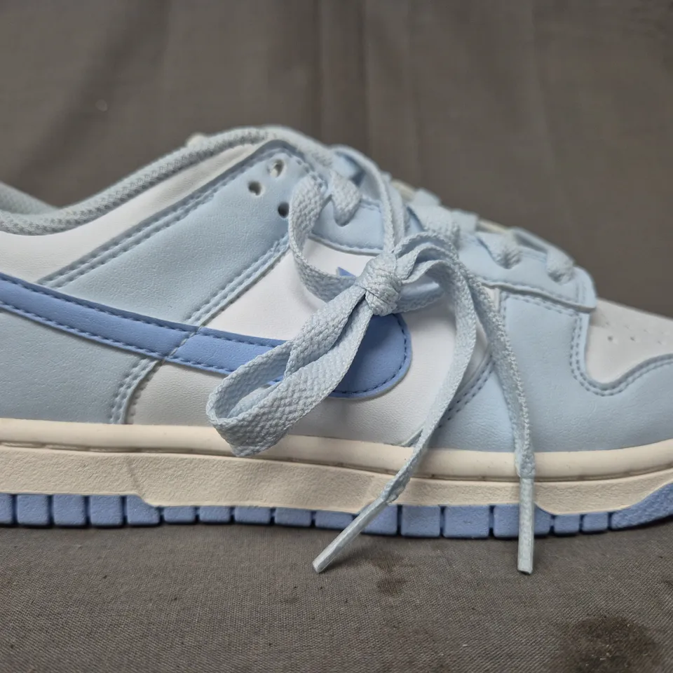 BOXED PAIR OF NIKE WOMEN'S DUNK LOW SHOES IN BLUE/LIGHT BLUE/WHITE UK SIZE 3.5