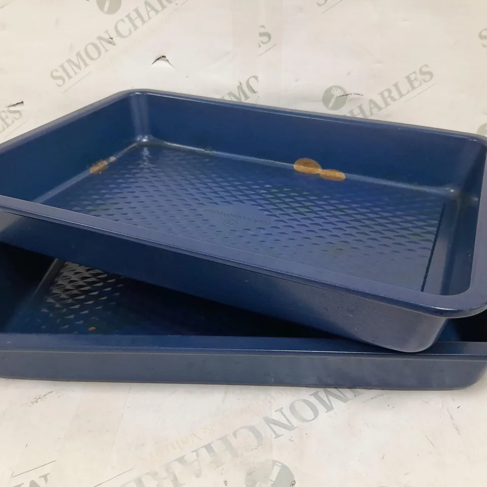 COOK'S ESSENTILAS NON STICK 2 PIECE ROASTING TRAYS