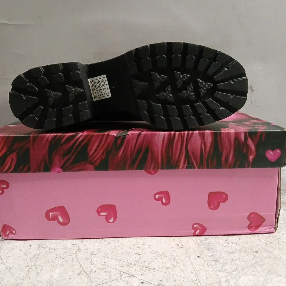 BOXED PAIR OF KOI SHOES IN BLACK W. PINK HEARTS SIZE UK 4
