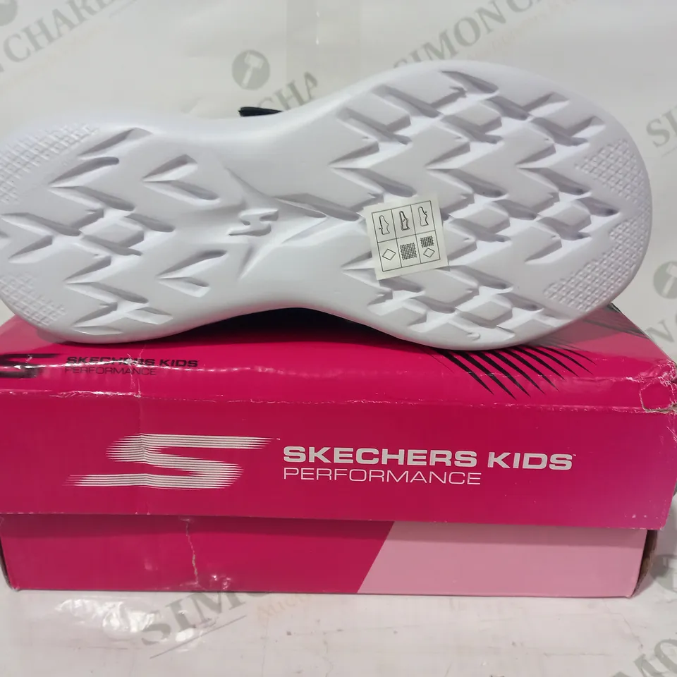 BOXED PAIR OF SKECHERS SHIMMER SPEEDER TRAINERS IN BLACK/MULTICOLOUR UK SIZE 2