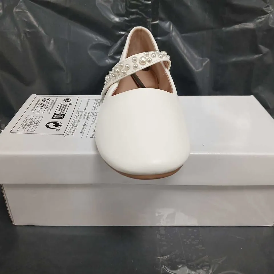 BOXED PAIR OF UNBRANDED SHOES IN WHITE W. PEARL EFFECT DETAIL SIZE EU 39