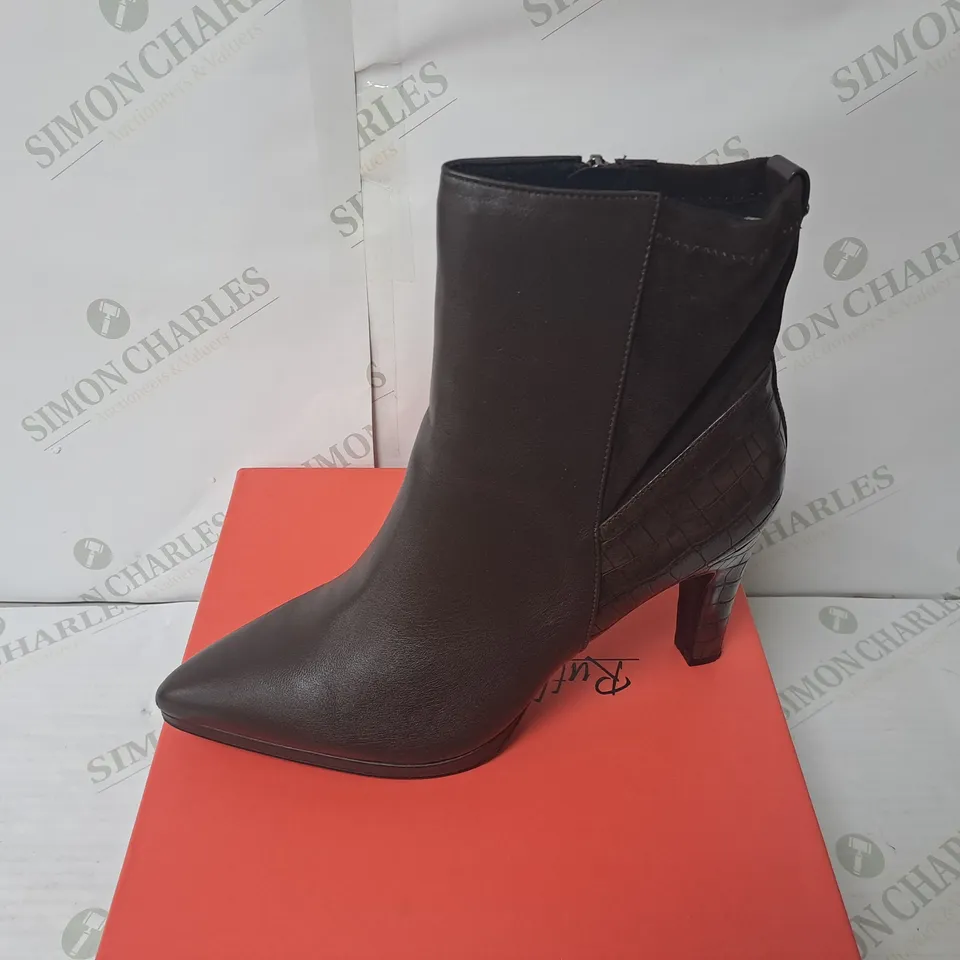 BOXED RUTH LANGSFORD DARK BROWN LEATHER POINTED HEEL BOOTS SIZE 8