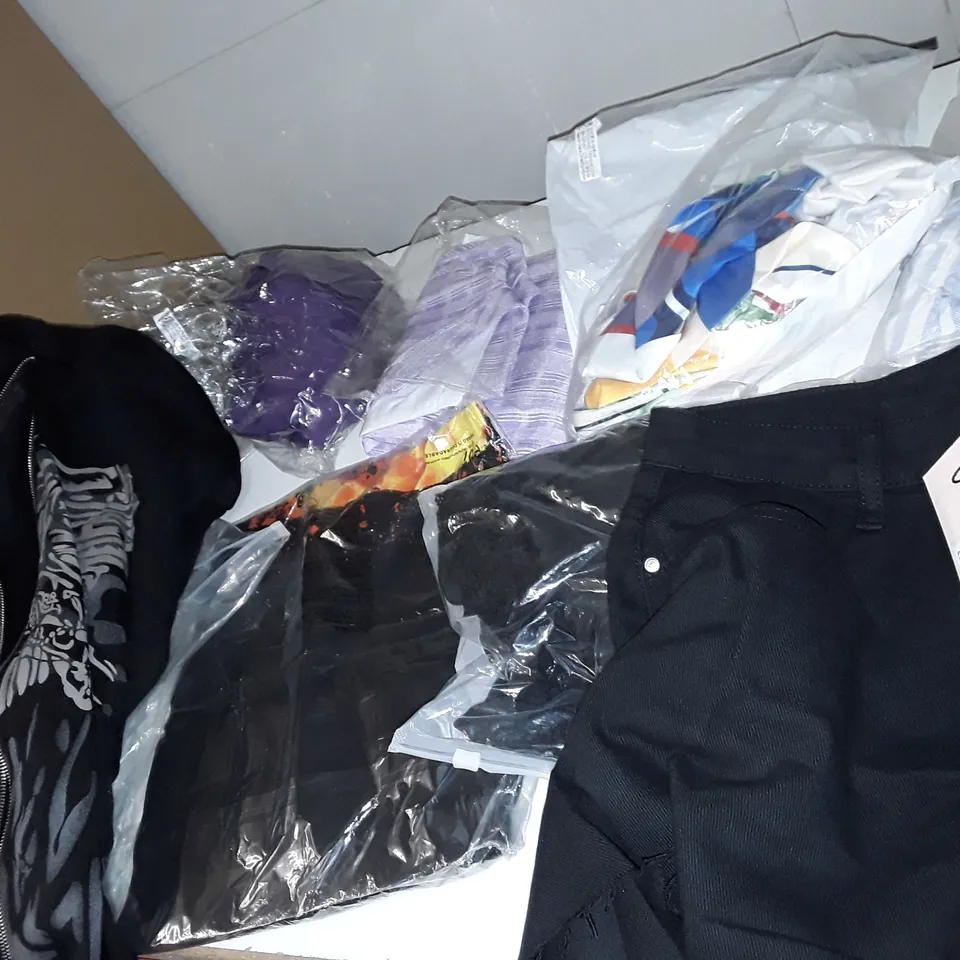A MEDIUM SIZED BOX OF 10 ASSORTED CLOTHING ITEMS TO INCLUDE A PAIR OF FLOATY DEMIN SHORTS AND A PRINTED JACKET HOODIE 