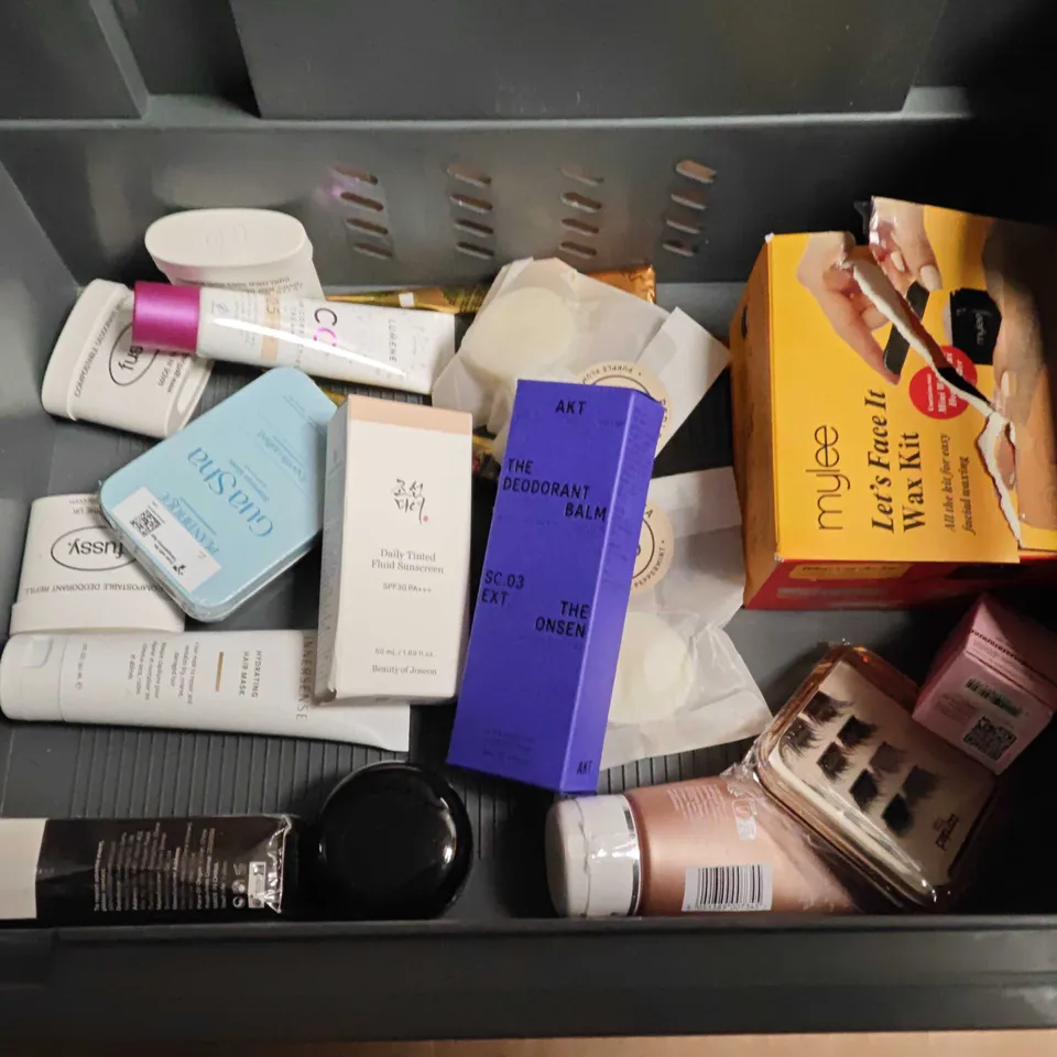 LOT OF ASSORTED HEALTH AND BEAUTY ITEMS TO INCLUDE DOVE BODY WASH, RADOX SHOWER GEL AND MEDICUBE EYE CREAM