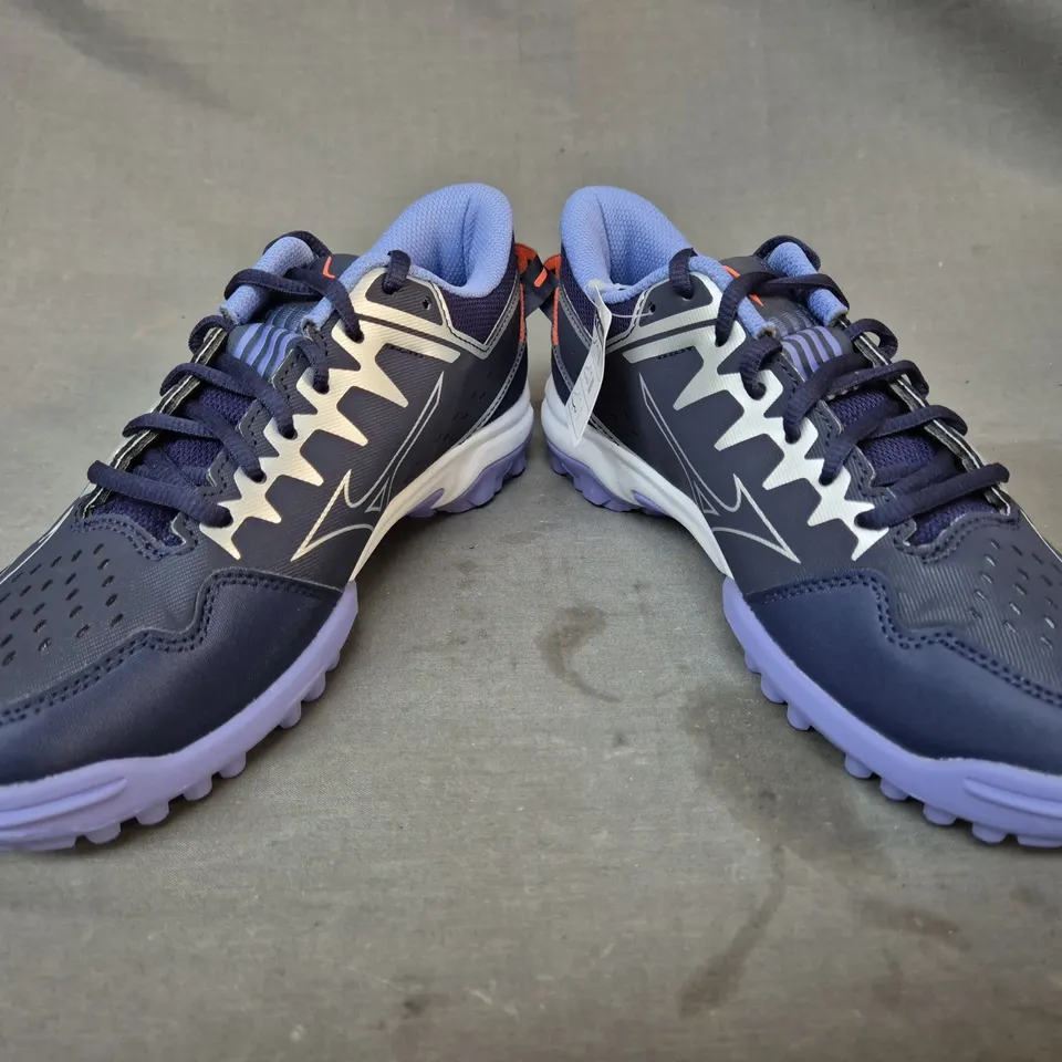 BOXED PAIR OF MIZUNO FIELD HOCKEY TRAINERS IN DEEP NAVY UK SIZE 4.5