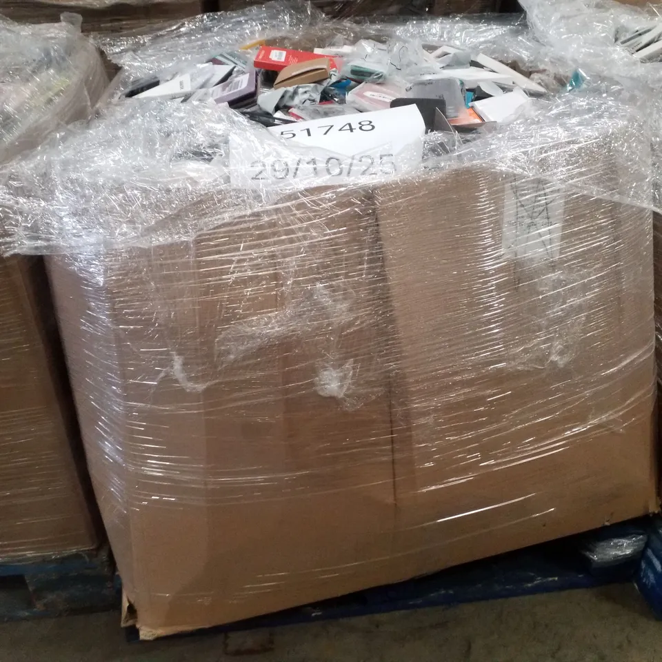 PALLET CONTAINING LARGE QUANTITY OF ASSORTED PHONE CASES