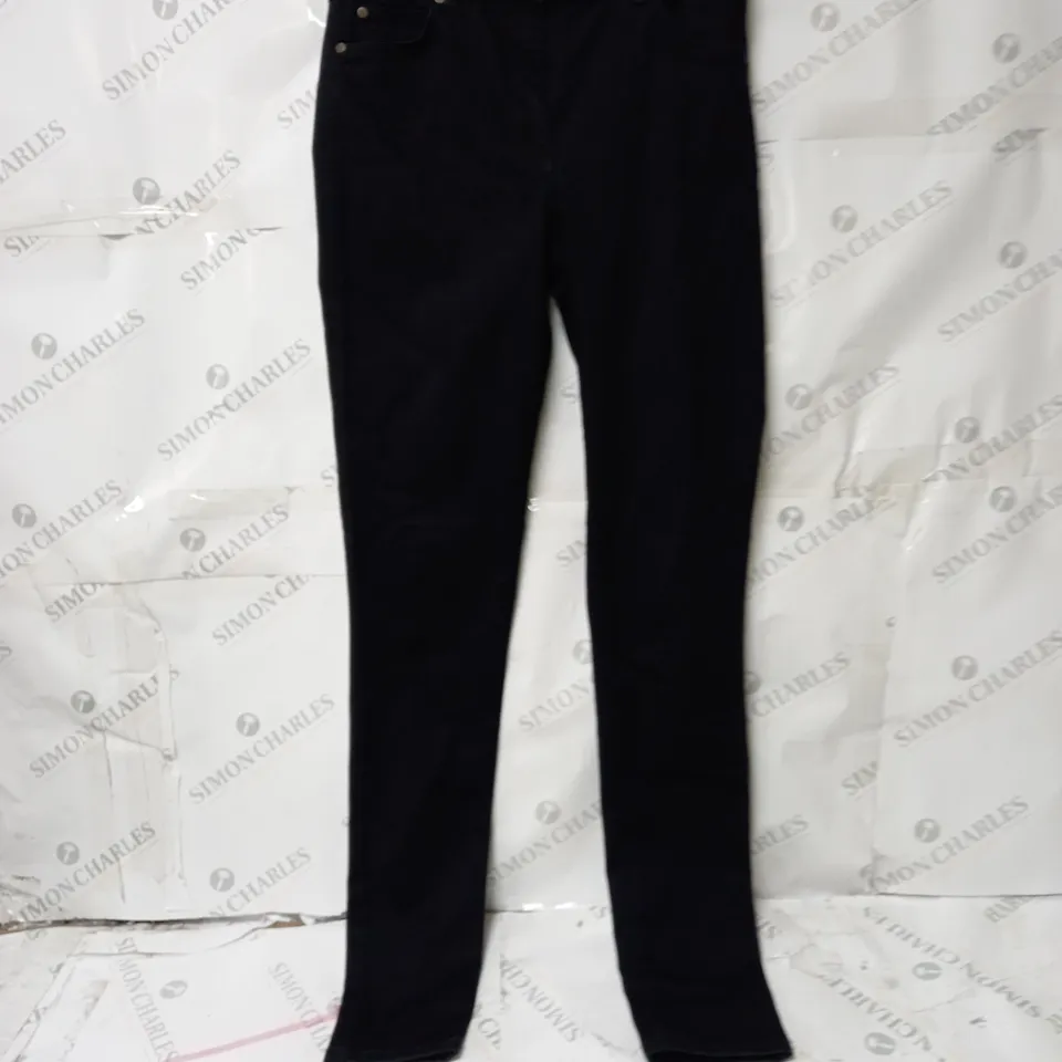 BOX OF APPROXIMATELY 10 ASSORTED WOMEN'S CLOTHING ITEMS INCLUDING TOPS, JEANS, SHIRTS 