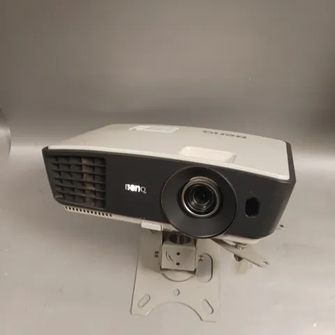 BENQ PROJECTOR WITH MOUNT - MODEL UNSPECIFIED