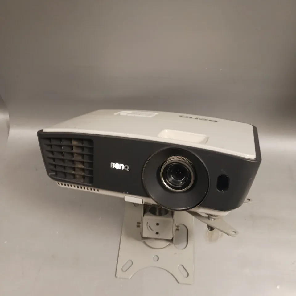 BENQ PROJECTOR WITH MOUNT - MODEL UNSPECIFIED 