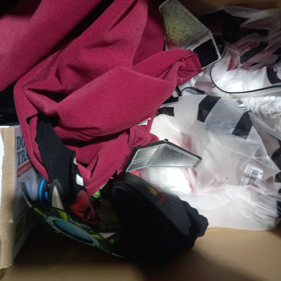 BOX OF APPROXIMATELY 10 ASSORTED TOYS AND GAMES TO INCLUDE GIANT COLOURING & ACTIVITY POSTER, FIFA WORLD CUP PARTY PACK, CREATIVE BALLOONS, ETC
