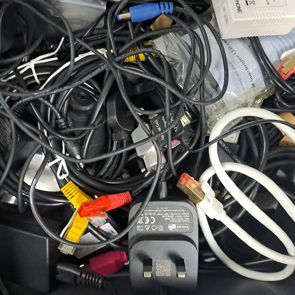 APPROXIMATELY 15 ASSORTED ELECTRICAL ITEMS TO INCLUDE VARIOUS CABLES AND REMOTES, ETC