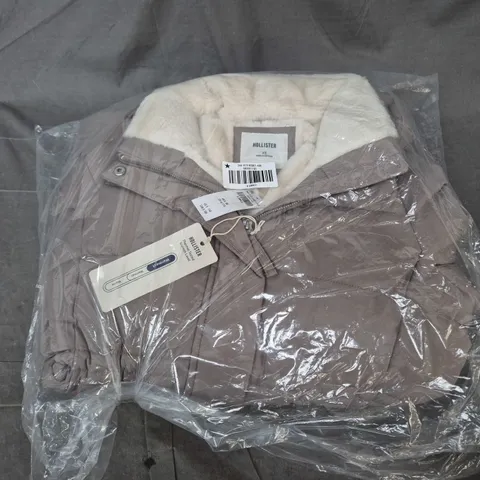 BAGGED HOLLISTER THERMAL TESTED JACKET IN GREY - XS