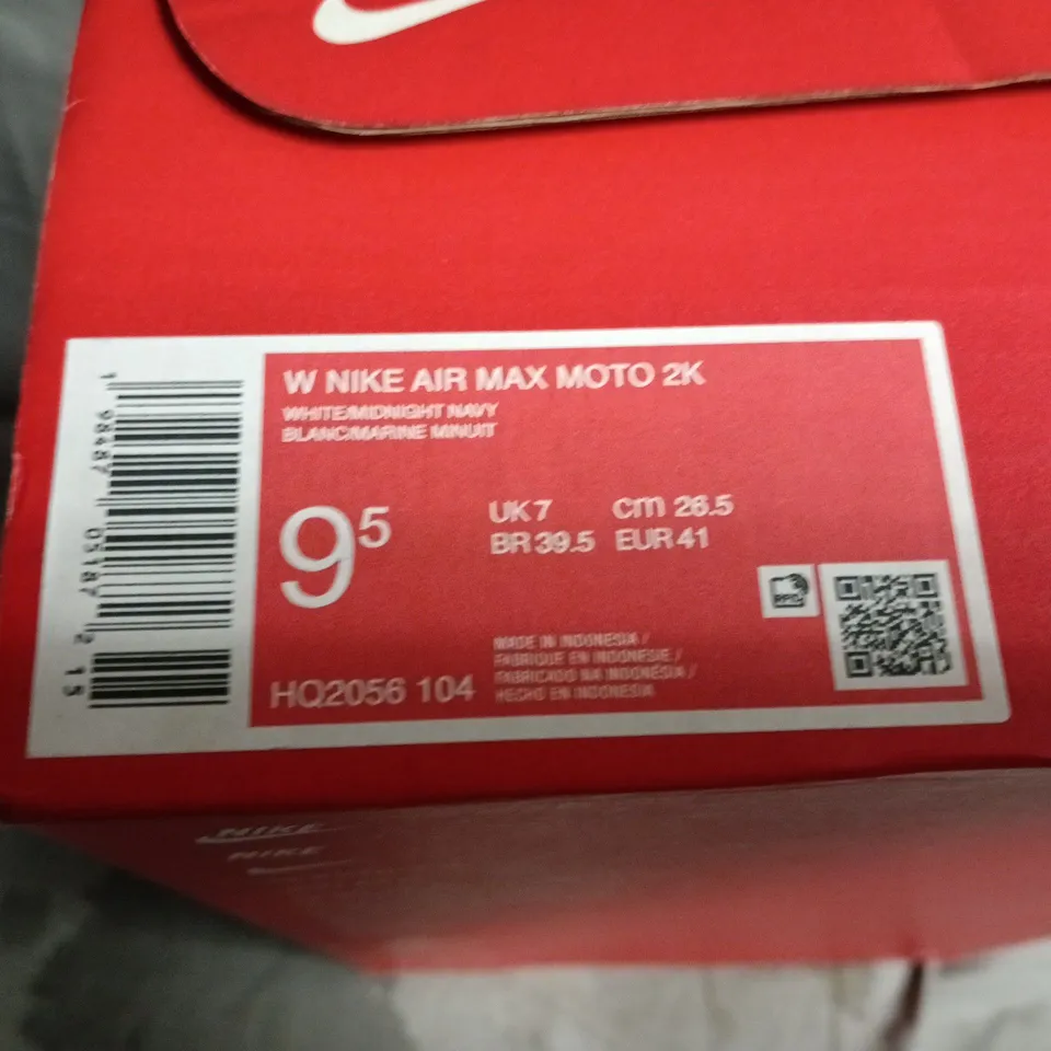 NIKE AIR MAX MOTO 2K TRAINERS – UK 7 (US 9.5) WHITE/SILVER