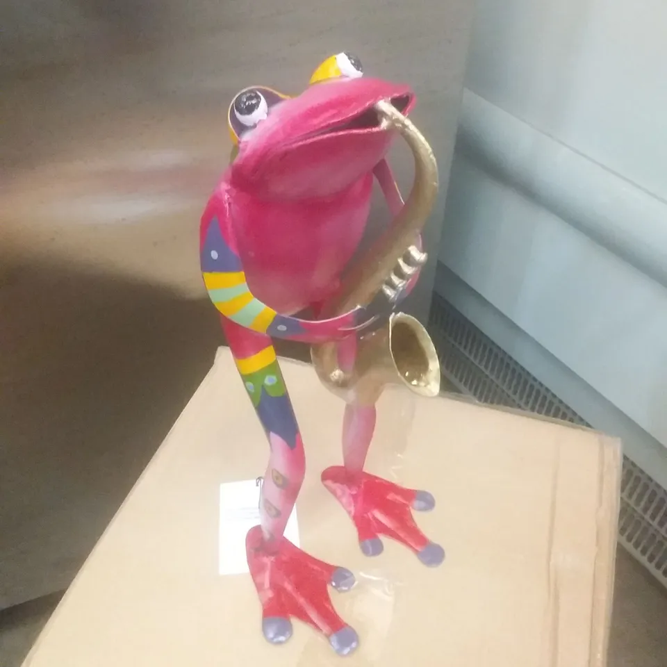 BOX CONTAINING 4 BRAND NEW FROG PLAYING SAXOPHONE ORNAMENTS 