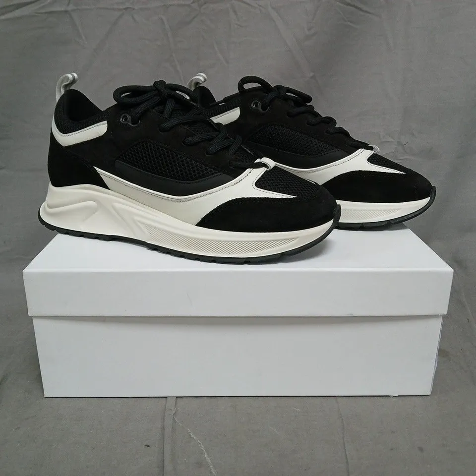 BOXED PAIR OF CLEENS ESSENTIAL RUNNER TRAINERS IN VIPER BLACK/WHITE SIZE UK 9