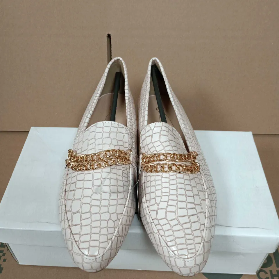 BOXED PAIR OF SPOT ON CREAM CROCODILE-EFFECT LOAFERS WITH GOLD CHAIN – WOMEN'S SHOES - UK SIZE 3