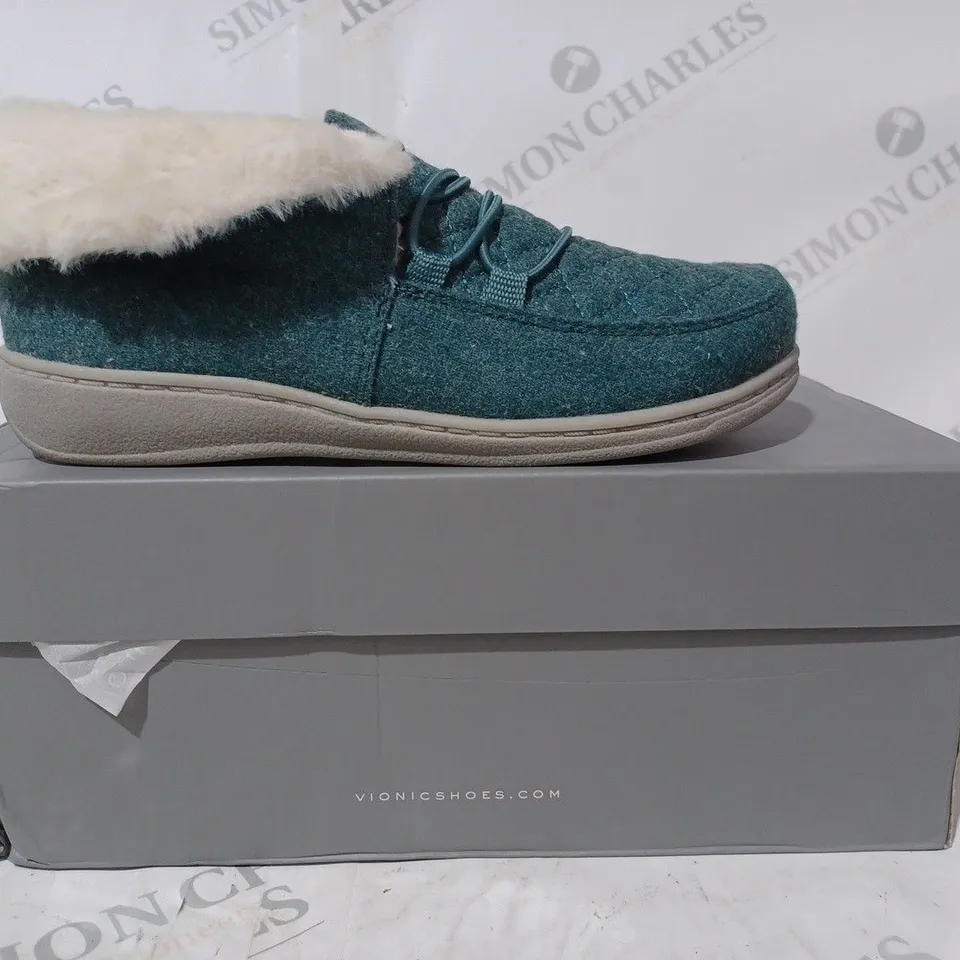 BOXED PAIR OF VIONIC BELIEVE SLIPPERS IN MINERAL SIZE 4