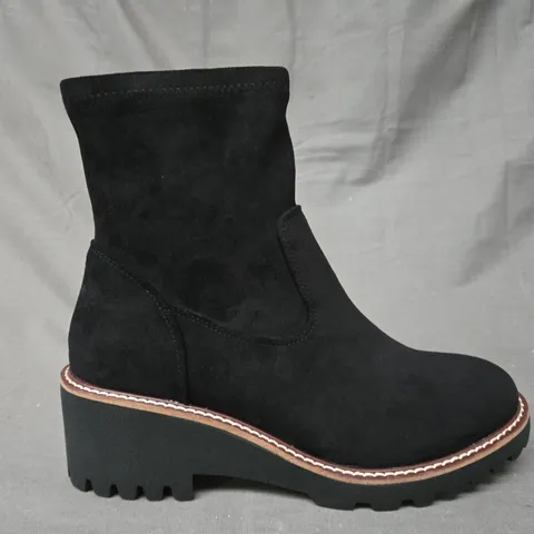 BOXED PAIR OF LINZI WEDGE ANKLE BOOTS IN BLACK SIZE 6