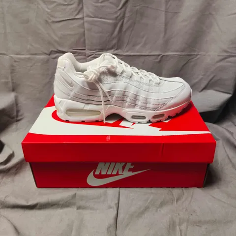 BOXED PAIR OF NIKE AIR MAX 95 SNEAKERS – SIZE 8.5