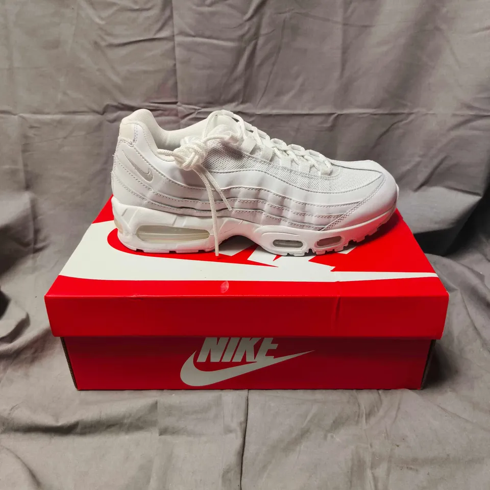 BOXED PAIR OF NIKE AIR MAX 95 SNEAKERS – SIZE 8.5