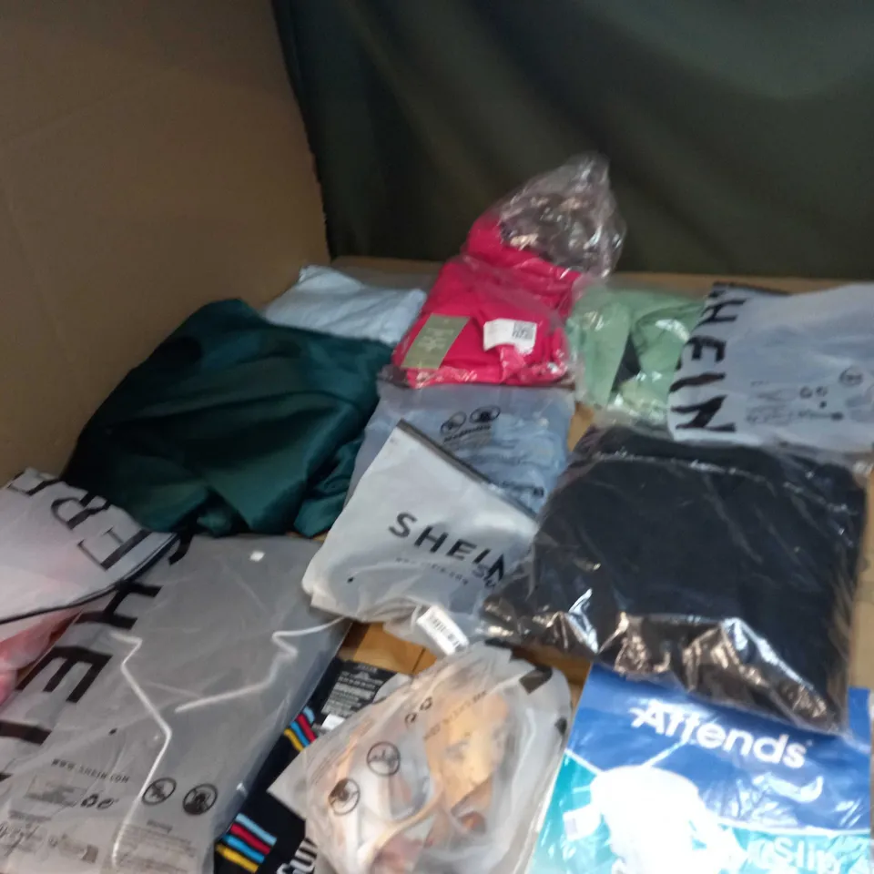 LOT OF APPROX 20 ASSORTED CLOTHING ITEMS TO INCLUDE JUMPERS, SOCKS AND T-SHIRTS