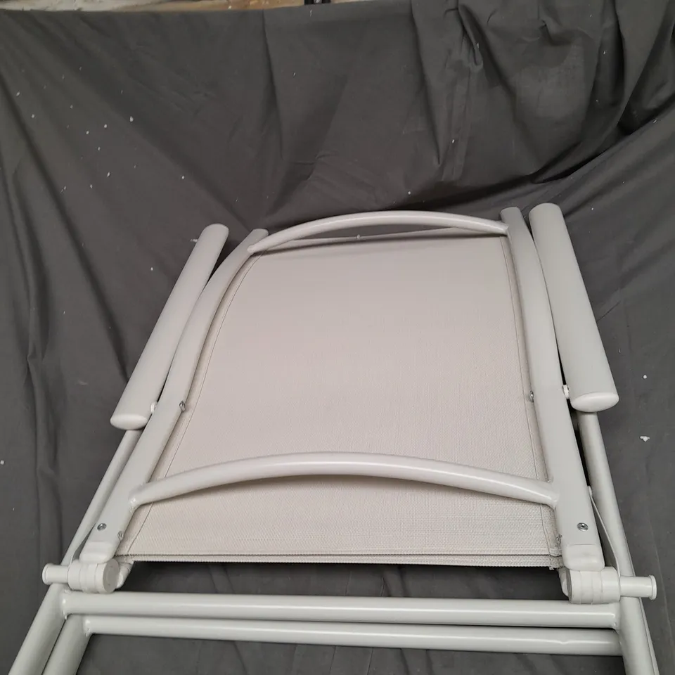 GREEN LOUNGE SET OF 2 FOLDING RECLINERS