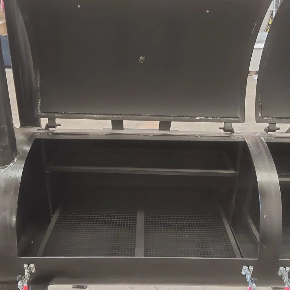 HEAVY DUTY CUSTOM-BUILT SMOKER MADE FROM 6MM STEEL PLATE, FINISHED IN BLACK HAMMERED PAINT