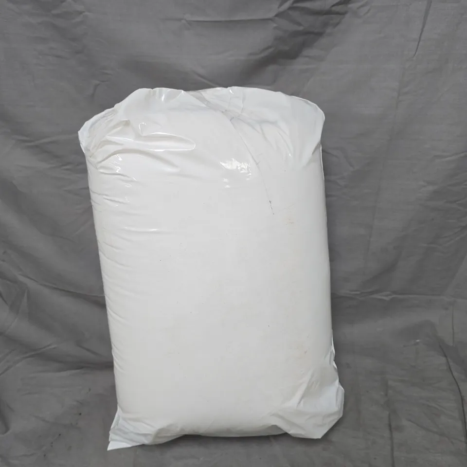 BOX OF APPROXIMATELY 10 ASSORTED ITEMS TO INCLUDE: FOLDING STOOL AND DUVET INSERT