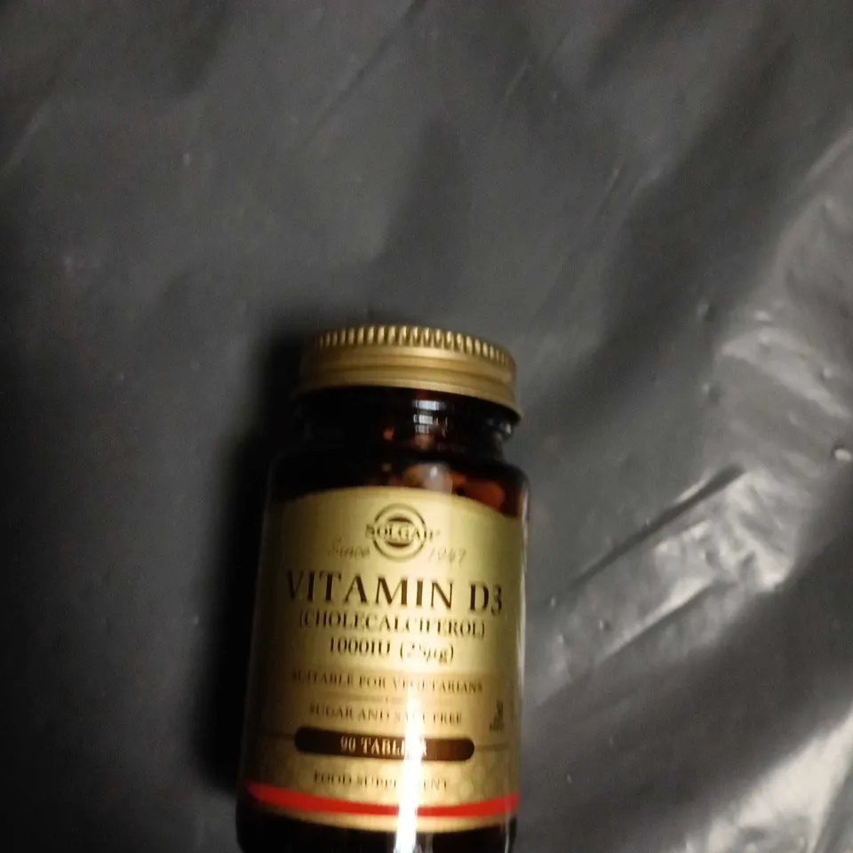 APPROXIMATELY 18 ASSORTED VITAMINS AND SUPPLEMENTS INCLUDING ONE A DAY HAY FEVER TABLETS , WOMENS MULTIVITAMIN GUMMIES AND VITAMIN D3 TABLETS 