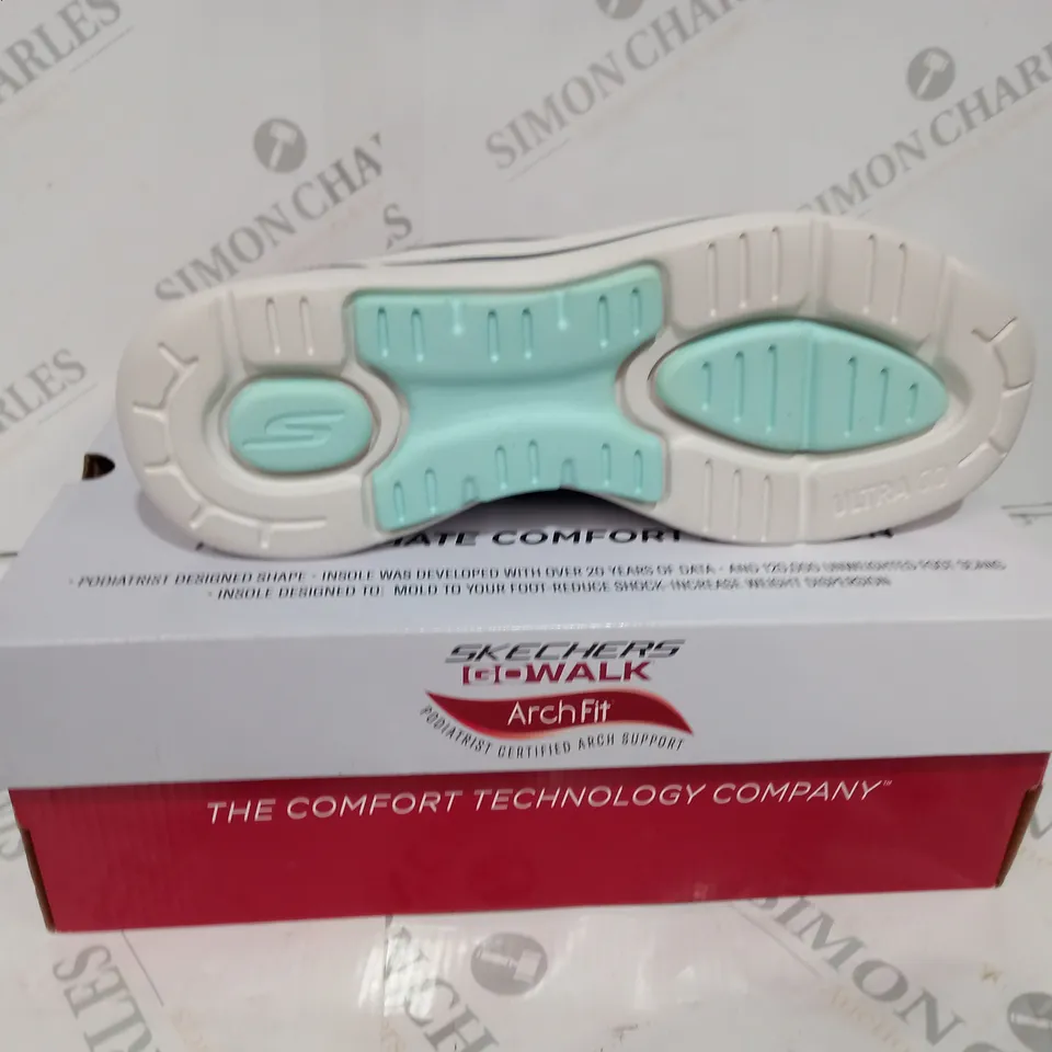 BOXED SKETCHERS NAVY GOWALK TRAINERS - SIZE UK 7