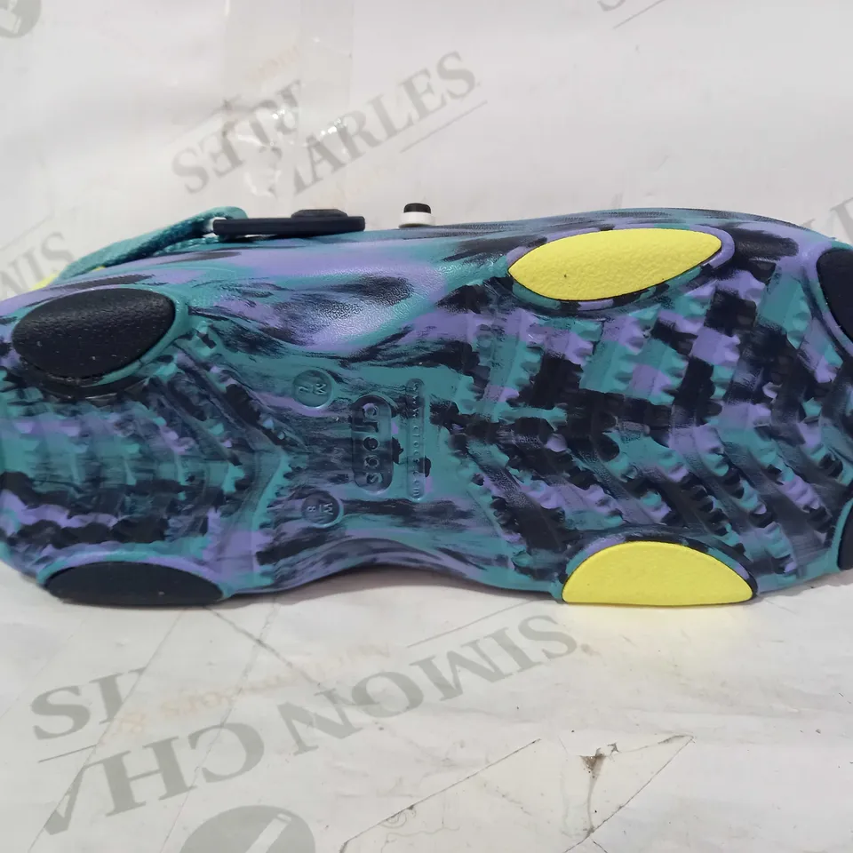 BOXED PAIR OF CROCS CLASSIC SANDALS IN BLUE/MULTICOLOUR UK SIZE M5/W6