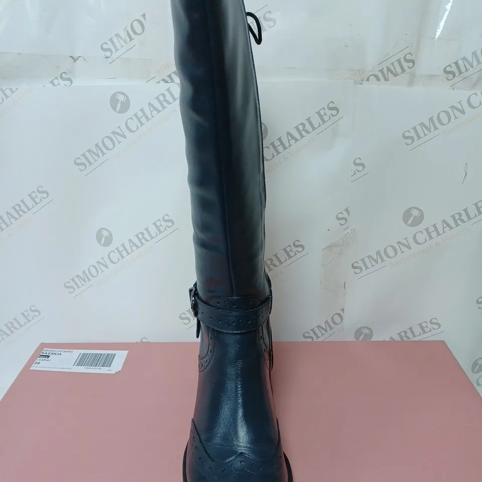 BOXED PAIR OF MODA IN PELLE SASSKIA KNEE BOOTS, NAVY - SIZE 7