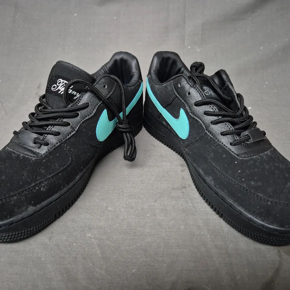 BOXED PAIR OF NIKE AIR FORCE 1 1837 SHOES IN BLACK/MINT GREEN UK SIZE 6