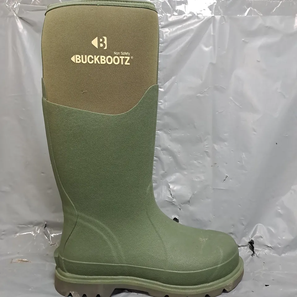 BOXED PAIR OF BUCKBOOTZ NON SAFETY BOOTS IN GREEN SIZE UK 6
