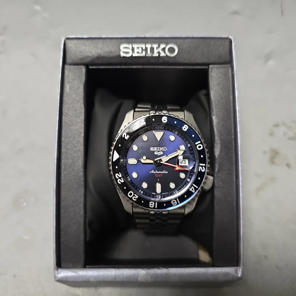 BOXED SEIKO AUTOMATIC GMT BLUE DIAL WATCH