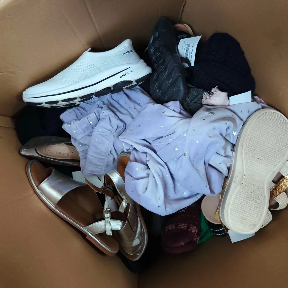 APPROXIMATELY 20 ASSORTED CLOTHING ITEMS IN VARIOUS SIZES, STYLES & COLOURS TO INCLUDE BRANDS SUCH AS SKECHERS, COZEE HOME, BEN DE LISI, ETC - COLLECTION ONLY