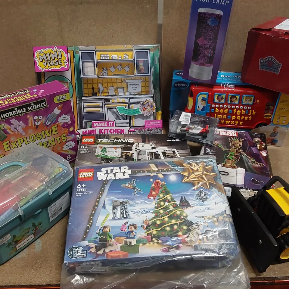 BOX OF APPROXIMATELY 10 BOXED TOYS TO INCLUDE: DIGGER TRUCK, BOX OF DINOSAURS, STAR WARS ADVENT CALENDAR, MAKE IT MINI KITCHEN, LAVA LAMP ETC.