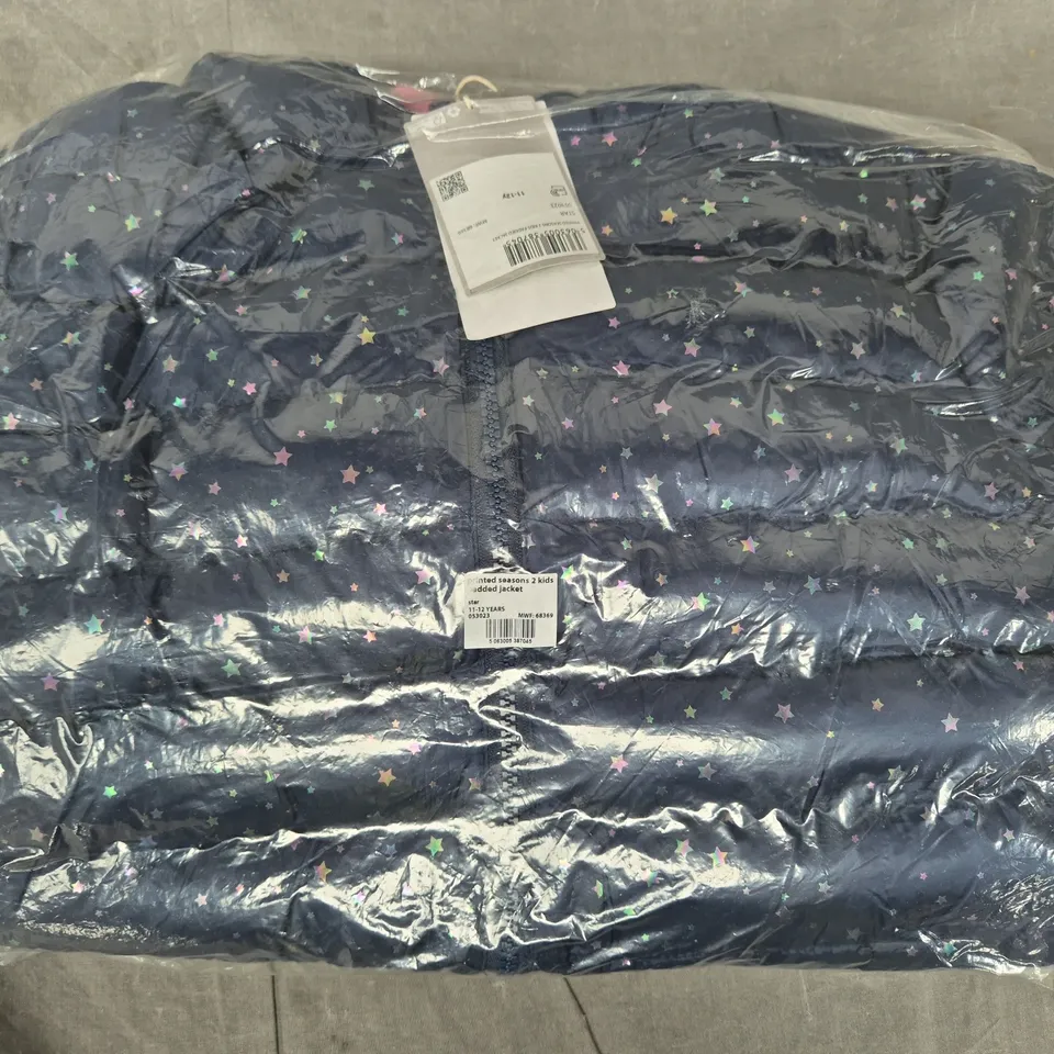 MOUNTAIN WAREHOUSE PRINTED SEASONS 2 KIDS PDADDED JACKET IN NAVY/STARS SIZE 11-12 YEARS