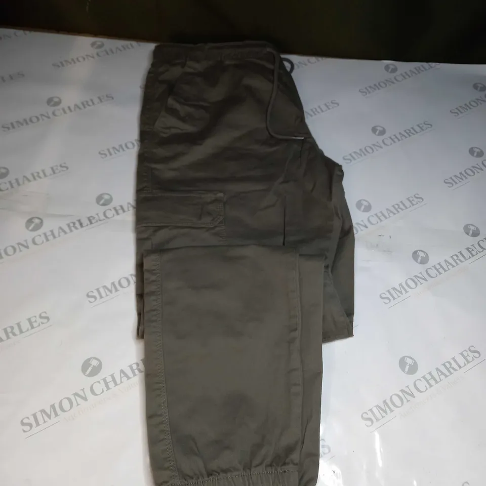 PAUL AND BEAR RELAXED FIT CARGOS SIZE L