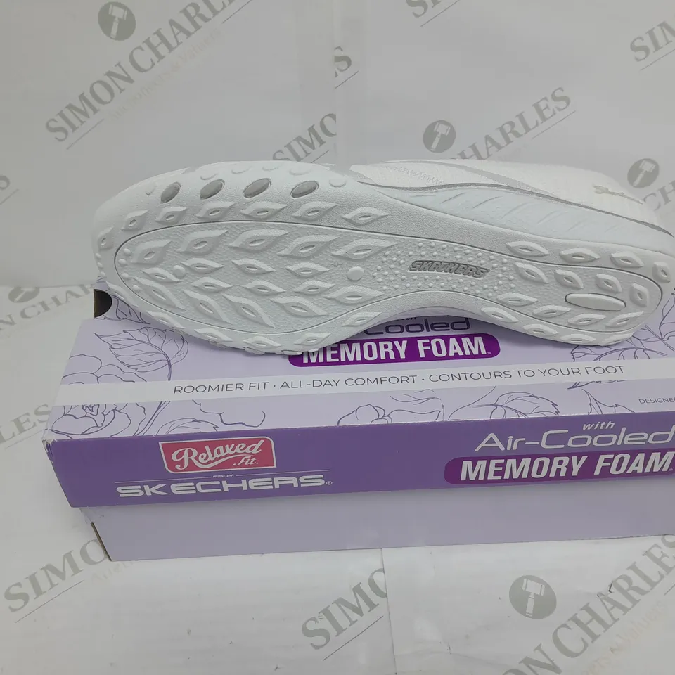 BOXED RELAXED FIT AIR COOLED MEMORY FOAM WHITE TRAINERS SIZE 7 