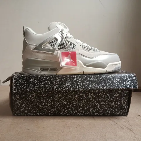 BOXED PAIR OF AIR JORDAN 4 RETRO TRAINERS IN GREY SIZE UK 10