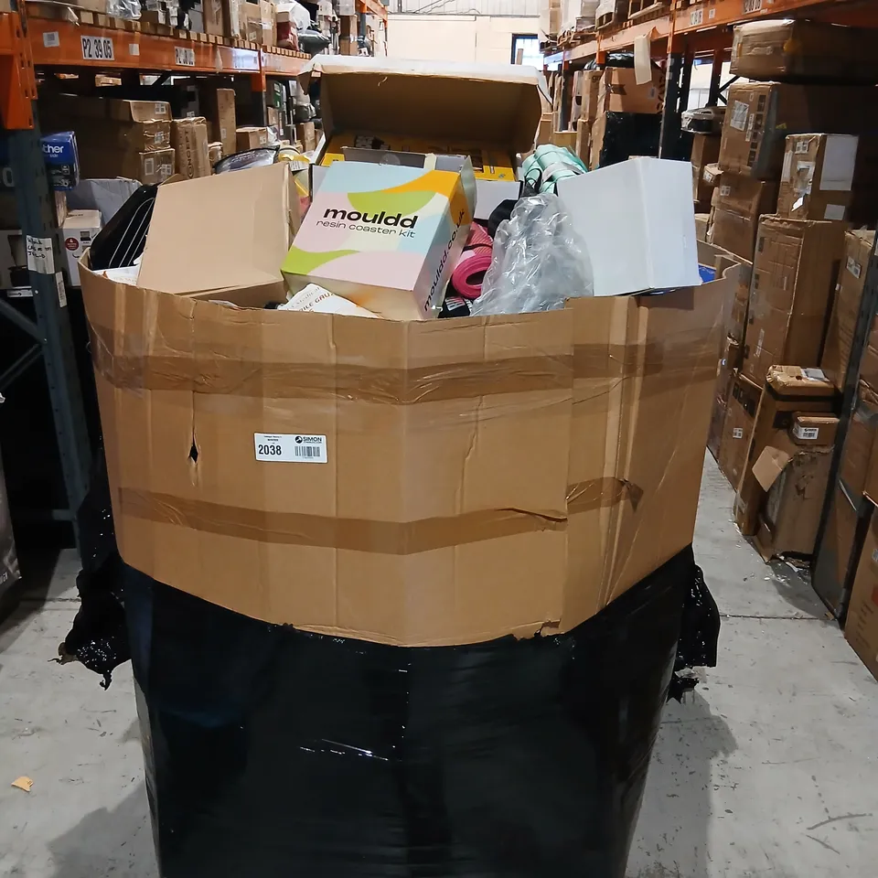 PALLET OF ASSORTED HOUSEHOLD PRODUCTS TO INCLUDE; BUBBLE BLASTER, VIA LA MODA WINE GLASSES, ECO COOK CAKE TIN, WALL ART, EVA CAMPING MAT, GRUNDIG SOLAR LAMP, CHRISTMAS CRACKERS, GIN/PROSECCO MONEY BOX