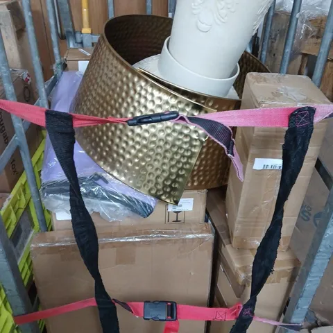 APPROXIMATELY 12 ASSORTED ITEMS TO INCLUDE INSULATED TROLLEY, OUTDOOR DECORATIVE ITEMS, ETC - COLLECTION ONLY