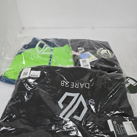 APPROXIMATELY 24 ASSORTED BRAND NEW REGATTA CLOTHING ITEMS IN VARIOUS SIZES, STYLES & COLOURS TO INCLUDE MENS RASH VEST, DURATION SHORTS ETC 